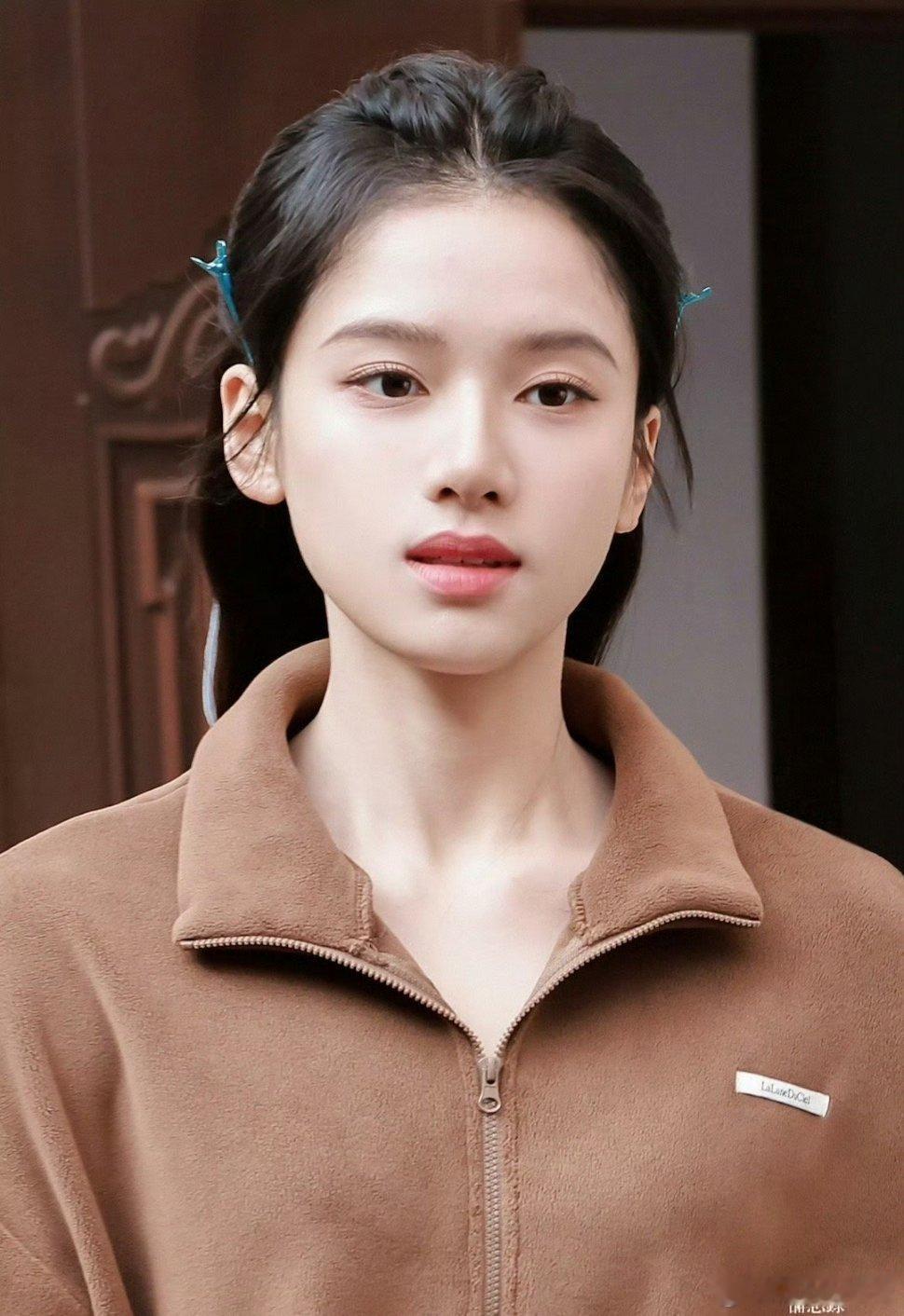 张婧仪《梦花廷》新造型路透，清新素雅，美如画。 