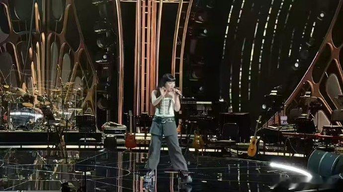 在歌手棚门口偶遇吴莫愁网友碰巧在演播厅门口撞见吴莫愁，转头她就发好久不见，IP 