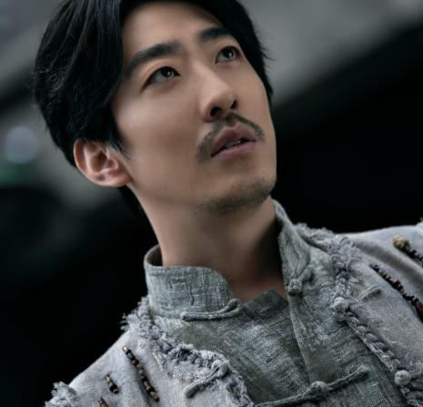 从前有个姓周的村民，当走阴 人好些年了。一天，他独自坐着，突然泪流满面。

那弟