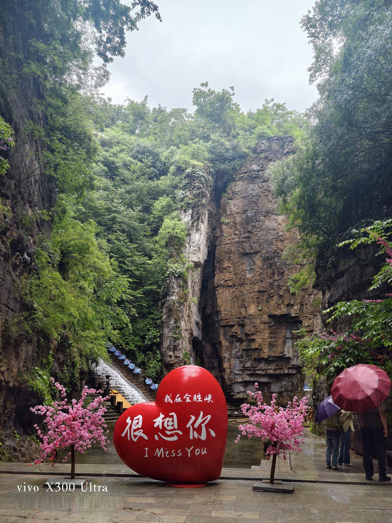 河北全胜峡的风光，那叫一个绝！踏入全胜峡，宛如走进了一处世外桃源。
这里的山，巍