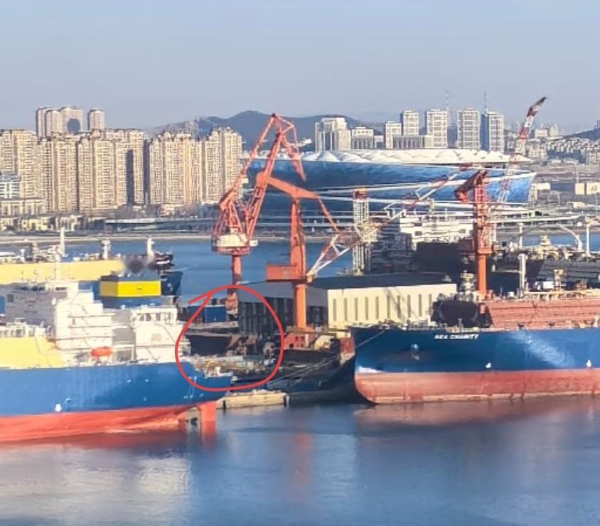 北方某地004信的侧视图 前两天还在的舰尾分段今天新图中没了，看来已吊入船坞组装