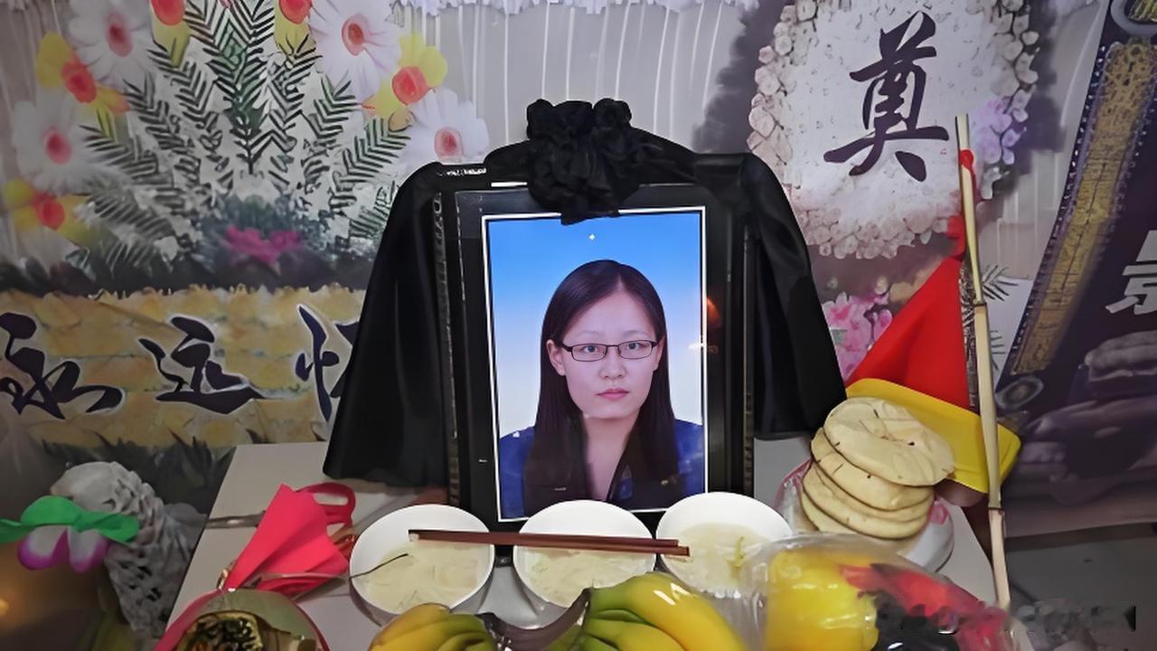 亲姑姑和爸爸是一母同胞，二人拥有同一对父母（你的爷爷奶奶），属于同父同母的亲兄妹