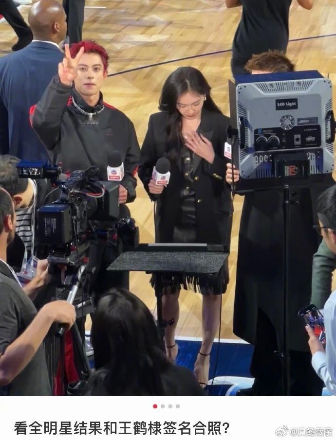 王鹤棣和球迷合影王鹤棣与球迷合影王鹤棣和球迷合影也太暖心了，不管多忙都认真对待每