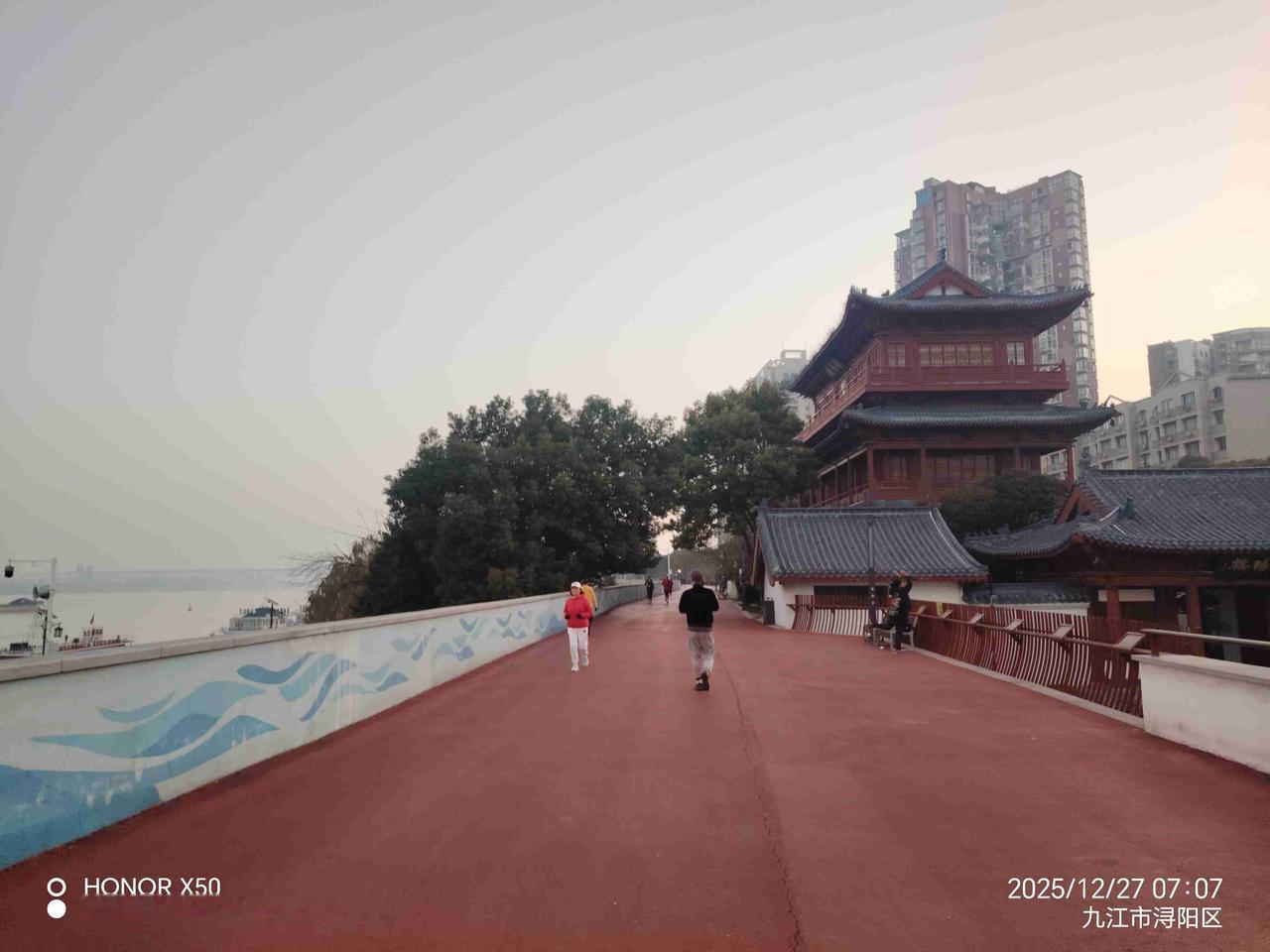 我的今日状态：😁轻松愉快
我这里的天气：🌤️多云2025年12月27日长江岸