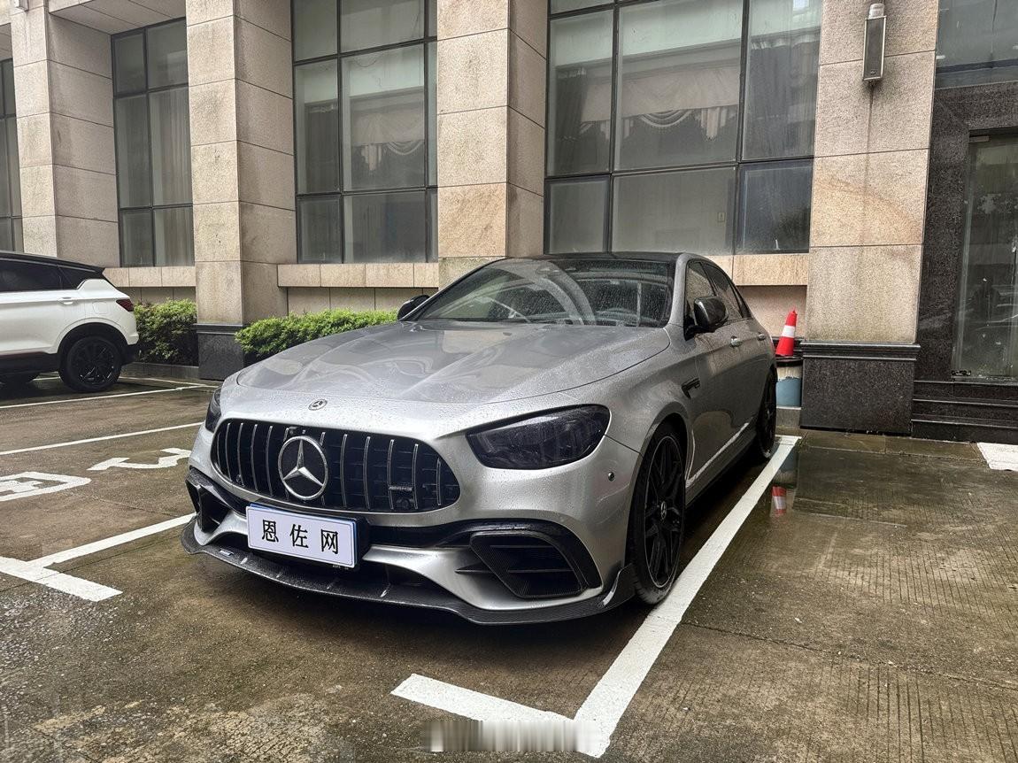 才开了4000多公里的奔驰 AMG E63S[666]原厂哑光灰外观搭配黑内20