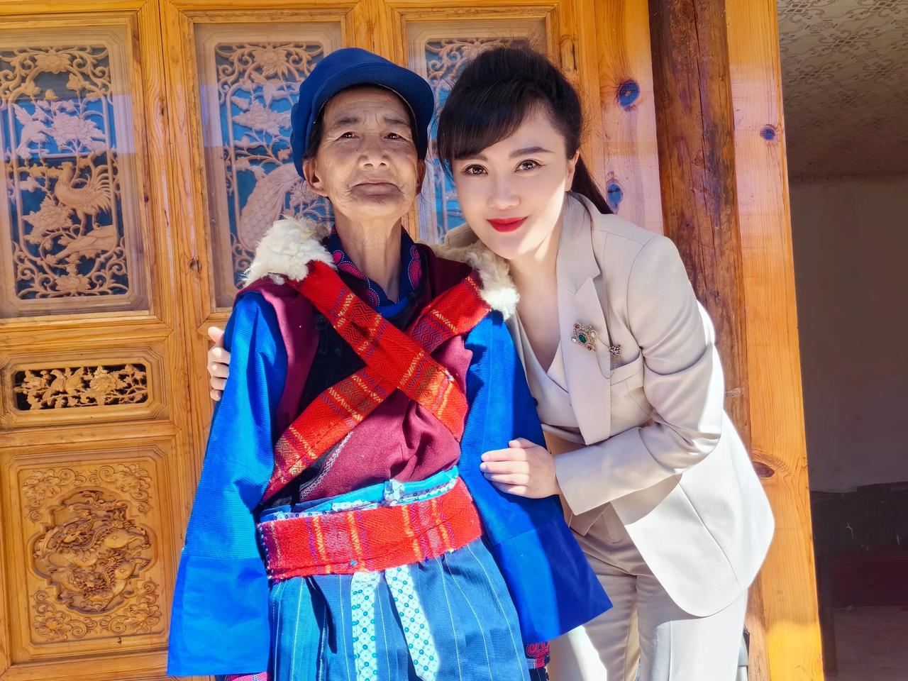 我身边的阿婆是当地的五保户，如今70多岁了，她还有一个身体不方便的儿子，她家住在