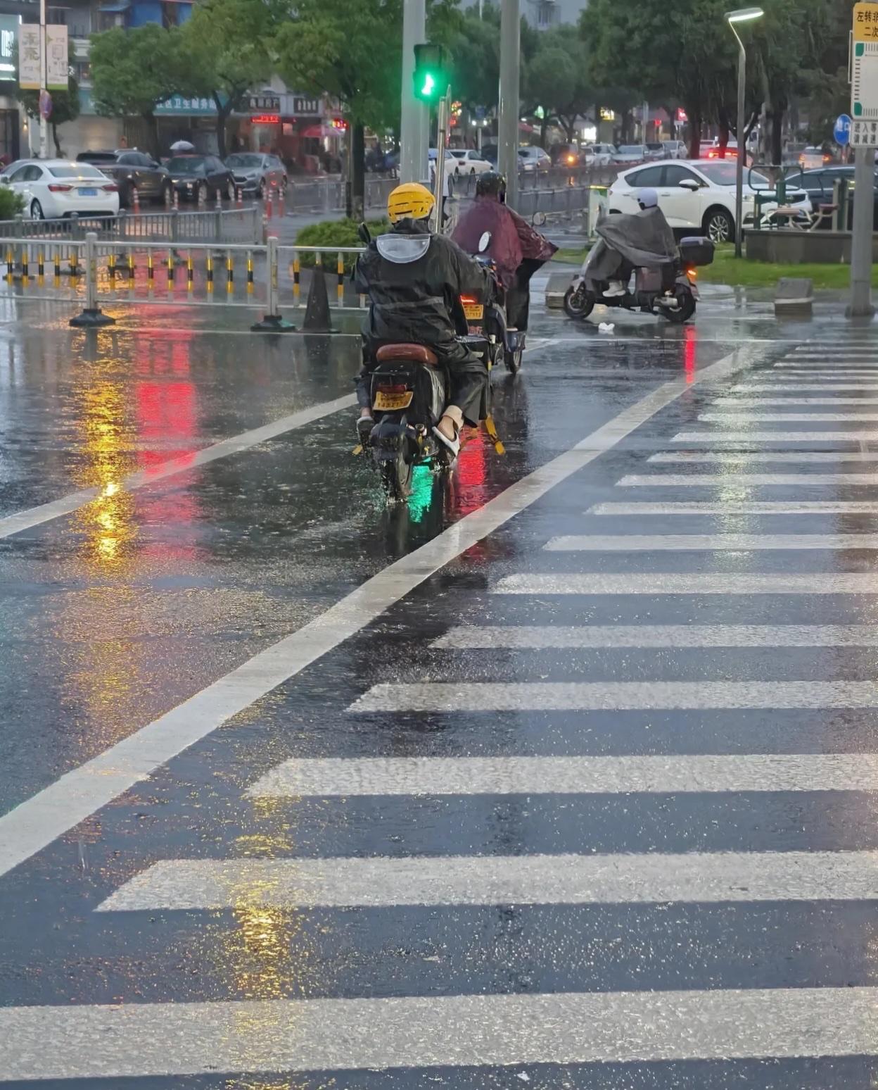 秦皇岛终于下雨了🌧️
雨天就不急着起床了
饭也可以晚吃一会儿
反正出不了门，不