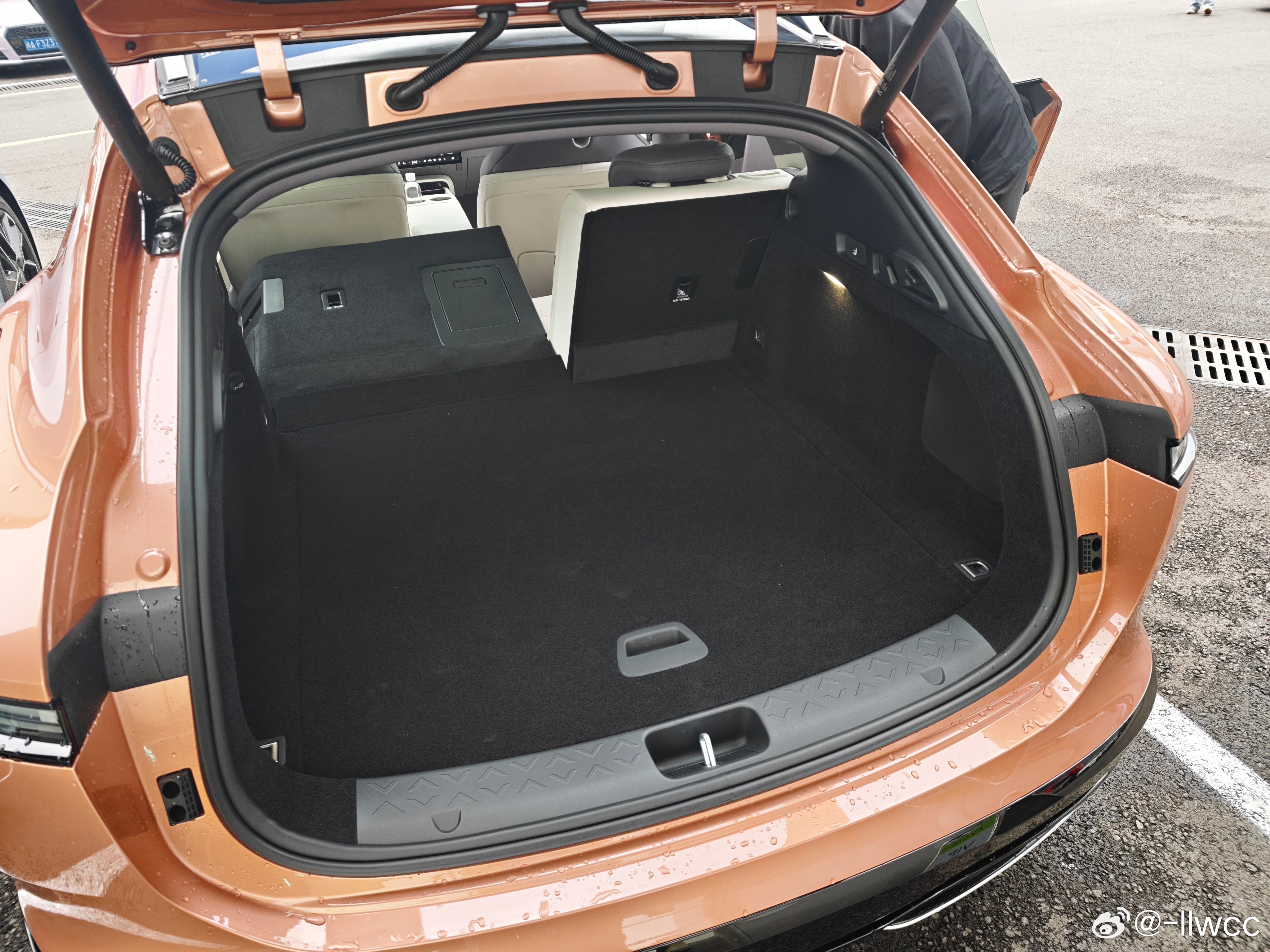 路过发现阿维塔06T的展车到了，遂成为了据说全市第一个看这台车的客户。两台车均为