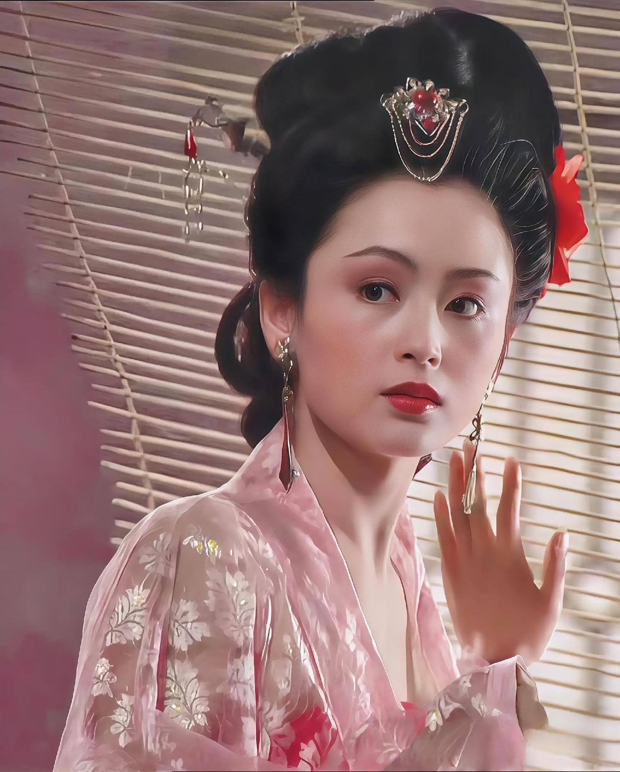 吕布被曹操杀死以后，曹操的士兵闯入吕布的内室发现了貂蝉，貂蝉怕被士兵糟蹋，立刻举