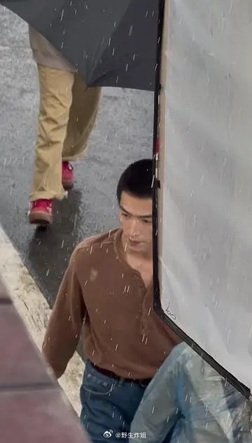 王星越寸头造型来了 这是他第一次尝试嘛 ​​​