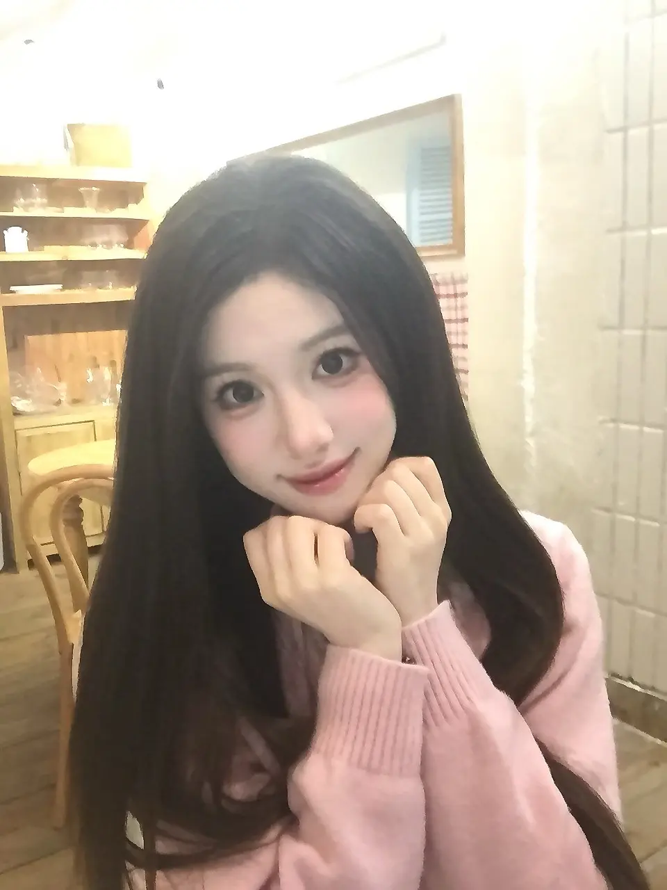 她的睫毛弯的嘴角～