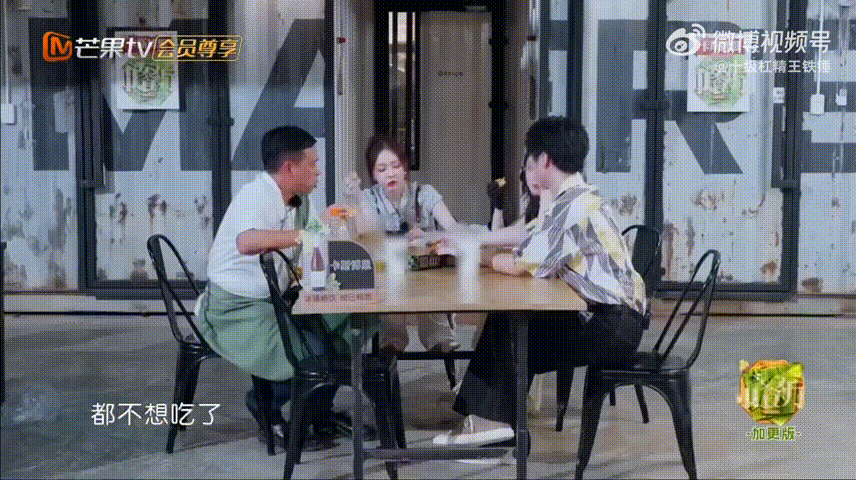王俊凯林大厨靳梦佳中餐厅苦命三人组林大厨专注后厨掌厨全程不曾停歇，靳梦佳包揽洗碗