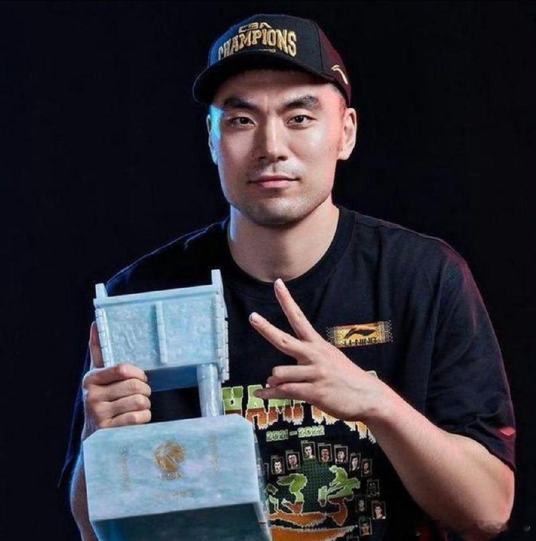 老兵落幕！李晓旭21年辽篮生涯终章2026年5月3日，当辽宁男篮止步季后赛首轮的