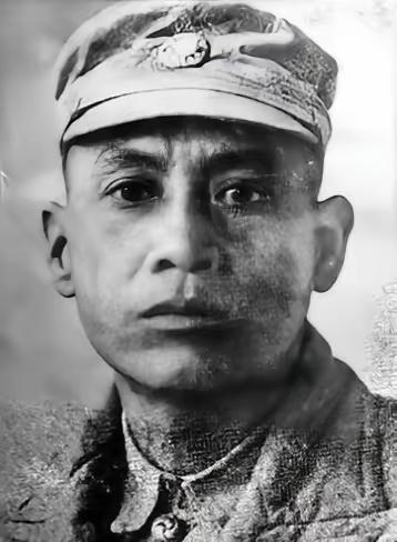 1938年，台儿庄，桂系师长莫德宏蹲在战壕里，眼里冒火——南京那摊血，他还记着。