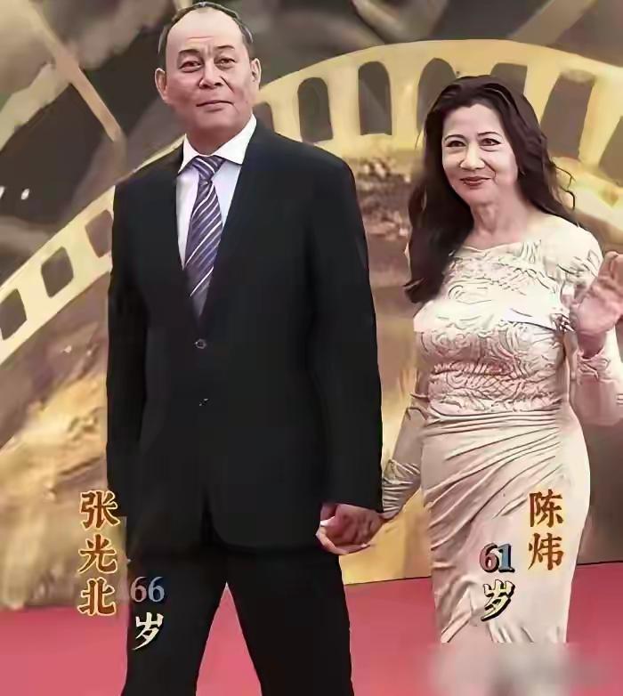 这身材真是绝了，脸珠圆玉润，胸部丰满，腚大腰圆，水桶腰大肚腩，胖的非常匀称，别看