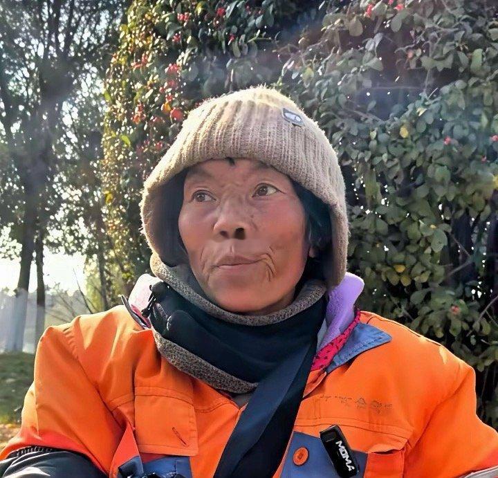 环卫工大妈59岁了，起早贪黑的干，一月工资2300元，每月交给儿媳妇2000元，