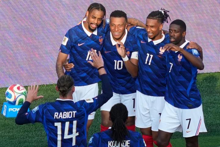 【法国3-0横扫瑞典晋级，姆巴佩追平梅西并列赛事射手王】

7月1日，世界杯小组