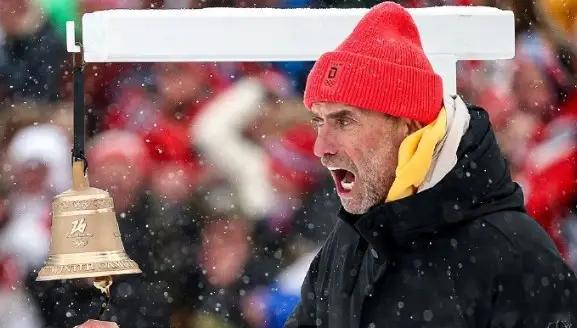 红牛集团全球足球总监、前利物浦主帅尤尔根-克洛普现身冬奥会赛场，担任男子冬季两项