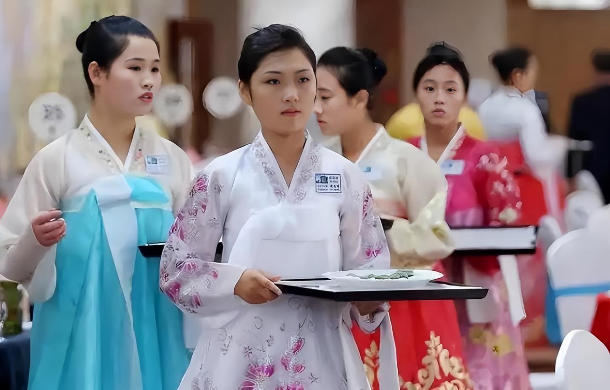 朝鲜突然让在北京的不少朝鲜女性员工回国了。最近北京不少人都纳闷，以前那些在朝鲜餐