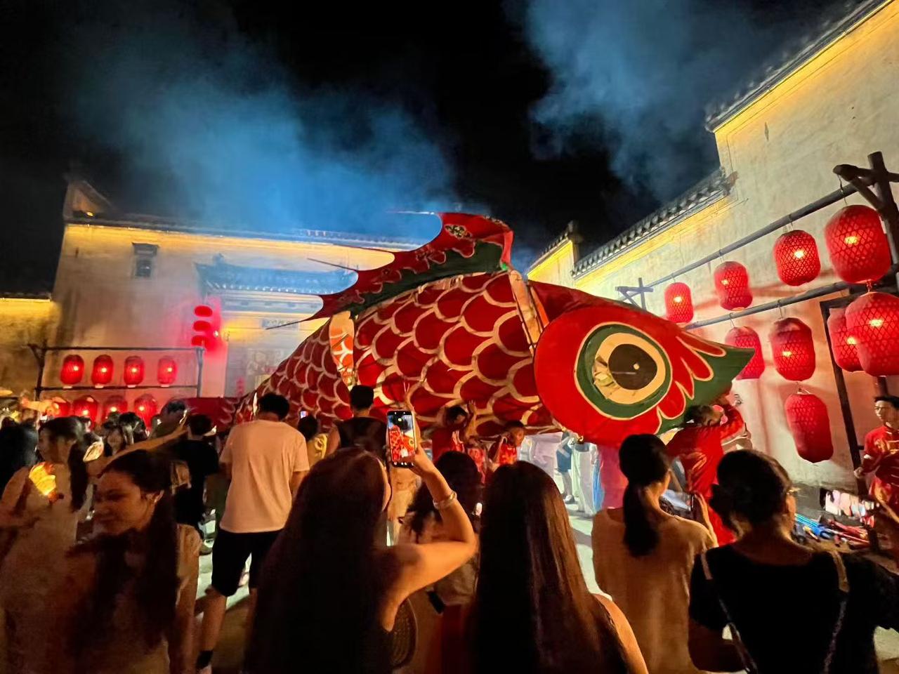 安徽黄山旅游，呈坎非遗鱼灯夜游攻略🔥
📍黄山·呈坎古村
🎫需门票
🌌非遗