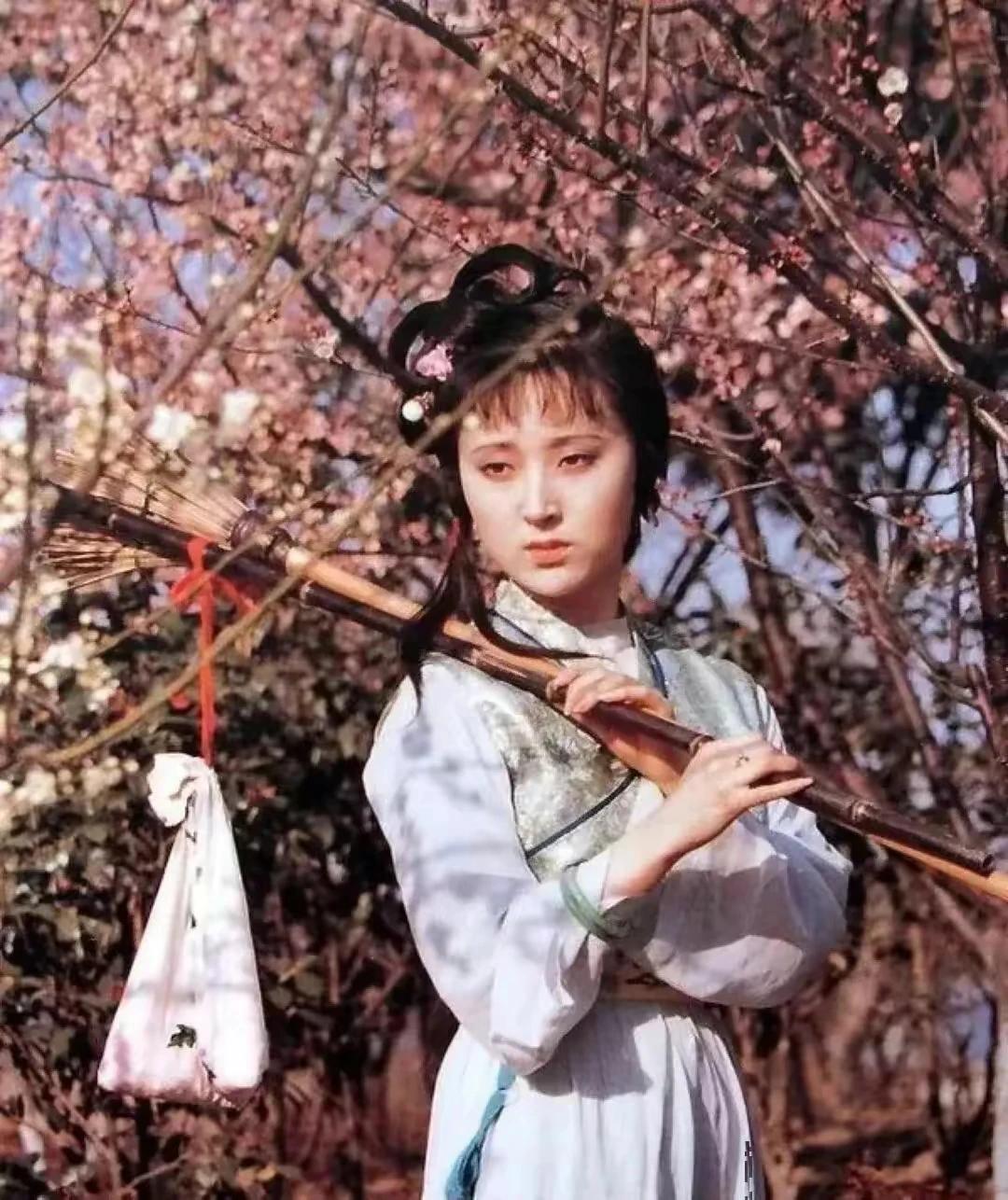 一个是黛玉葬花，一个是王婆种瓜[呲牙]