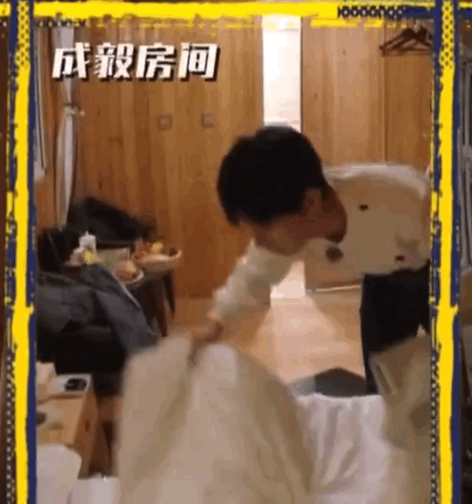 我要进成毅房间睡觉了[doge] ​​​
