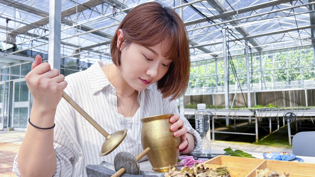 秋阳漫过山脊时，济南长清双泉镇的神秀谷便浸在了斑斓里。这片隐匿于马山与鹰咀子山间