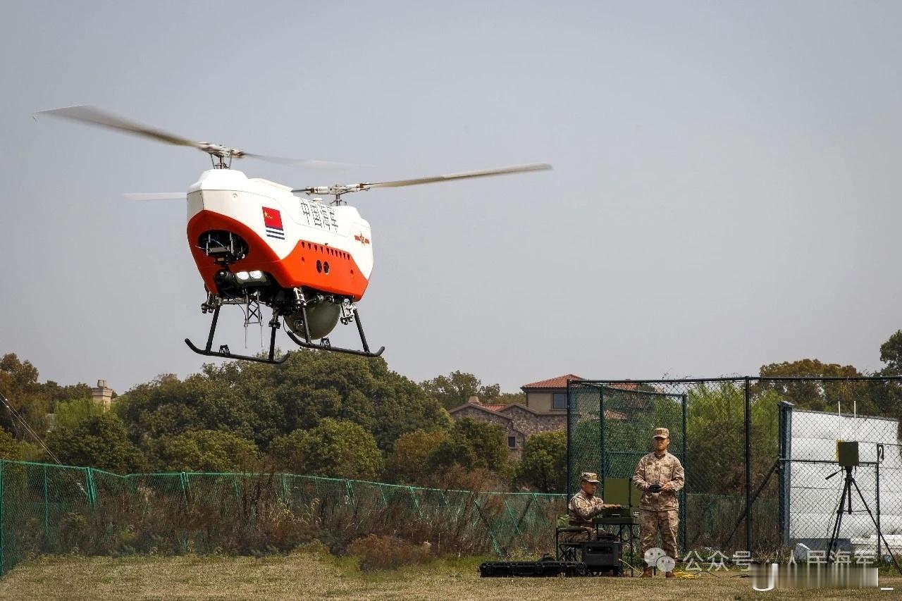 东海防化分队应急处突训练，无人机抵达现场后，划定辐射沾染地域，建立安全封控区、展