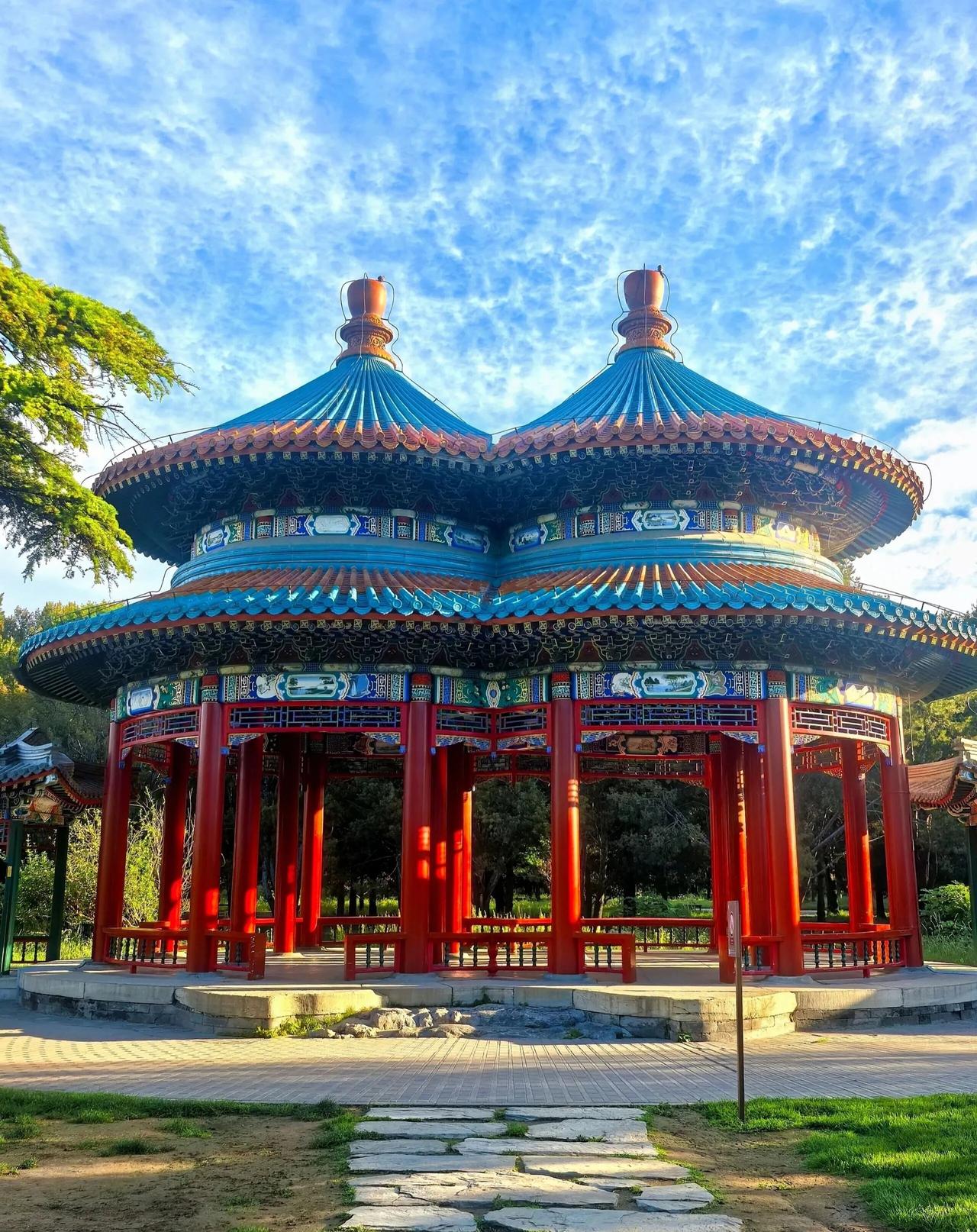 休闲于双环万寿亭
每次去天坛公园遛弯，从祈年殿回来后总要在祈年殿西侧的双环万寿亭