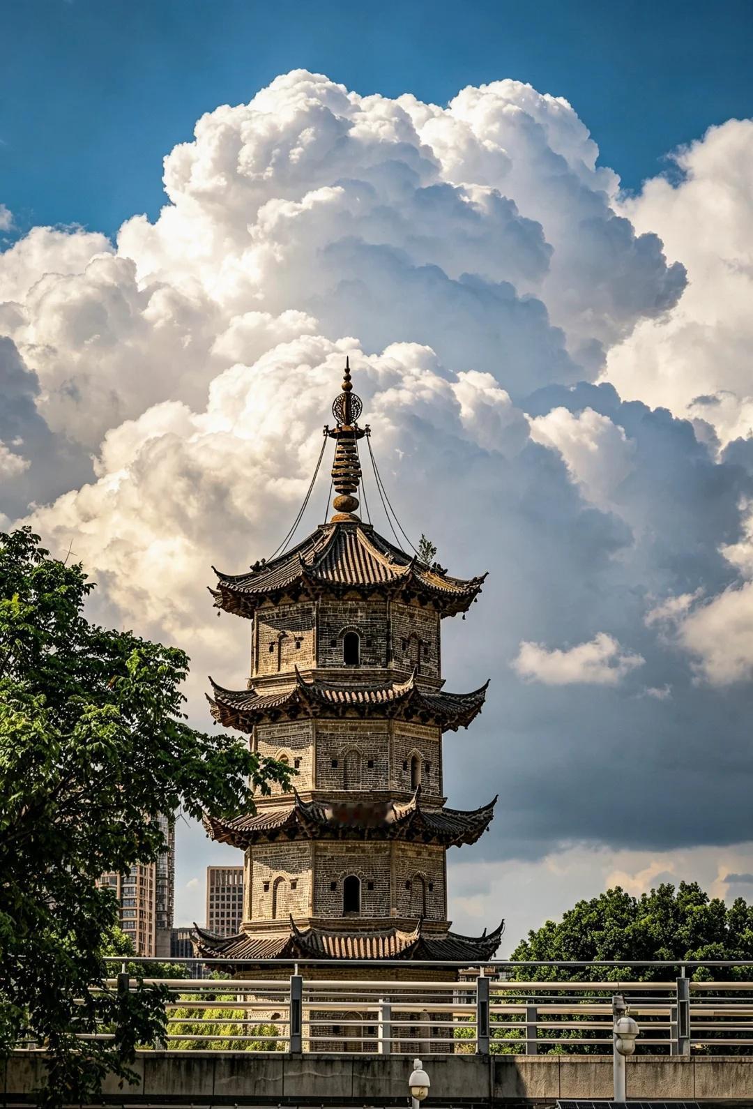 不是ai！！是今日的芜湖限定！
像画里走出来的中江塔！
今天的芜湖限定浓积云太好