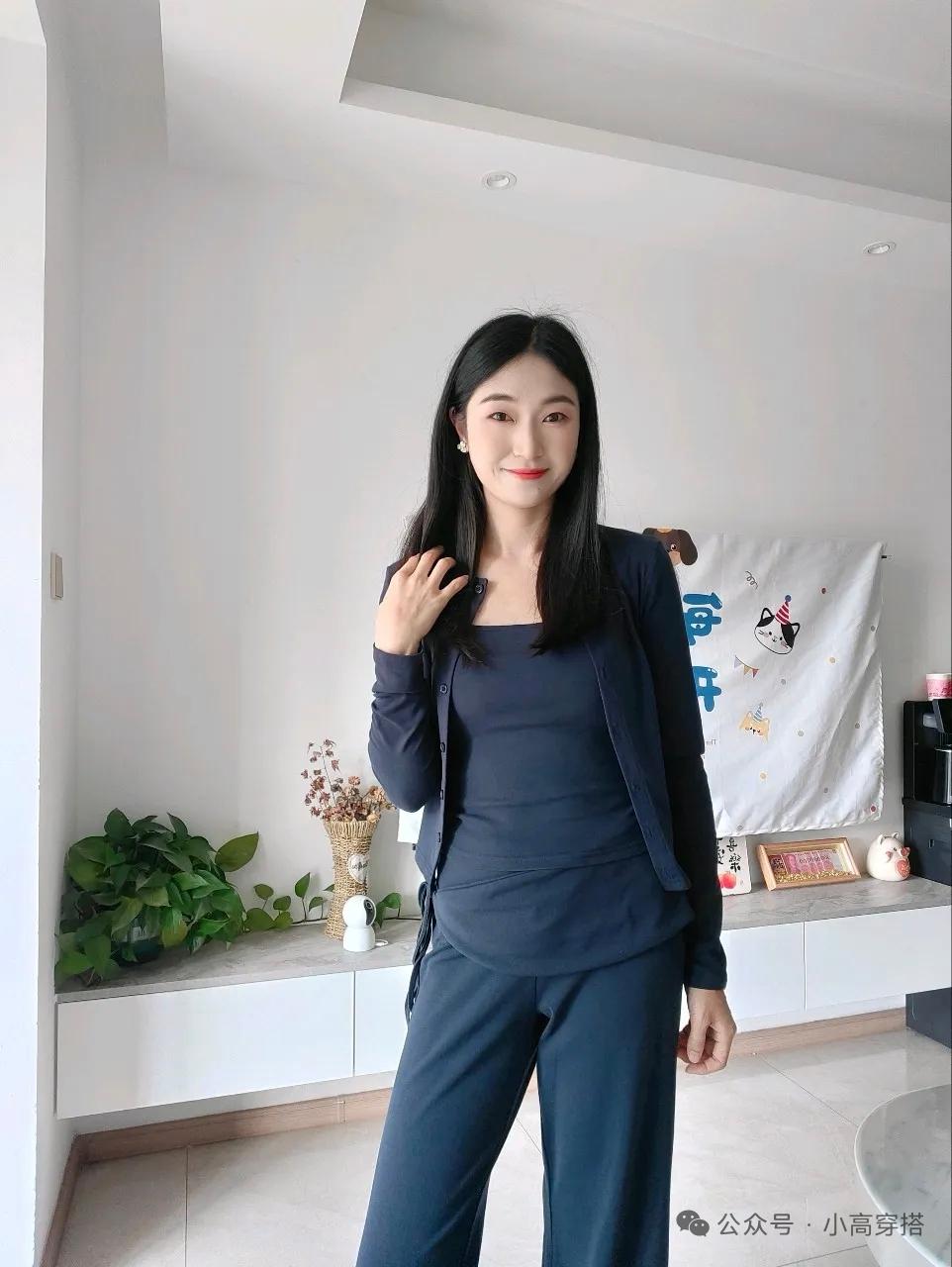 这姑娘打扮得真休闲又时尚！