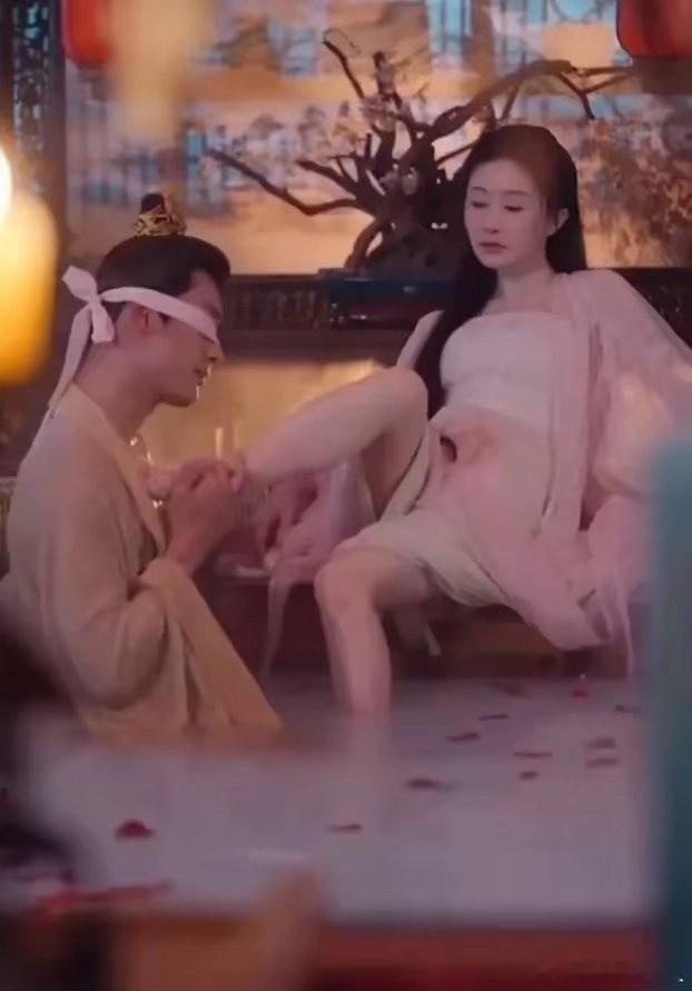 舒畅，这位备受瞩目的演员，如今也踏入短剧领域。虽令人稍感意外，但她的演技底蕴深厚