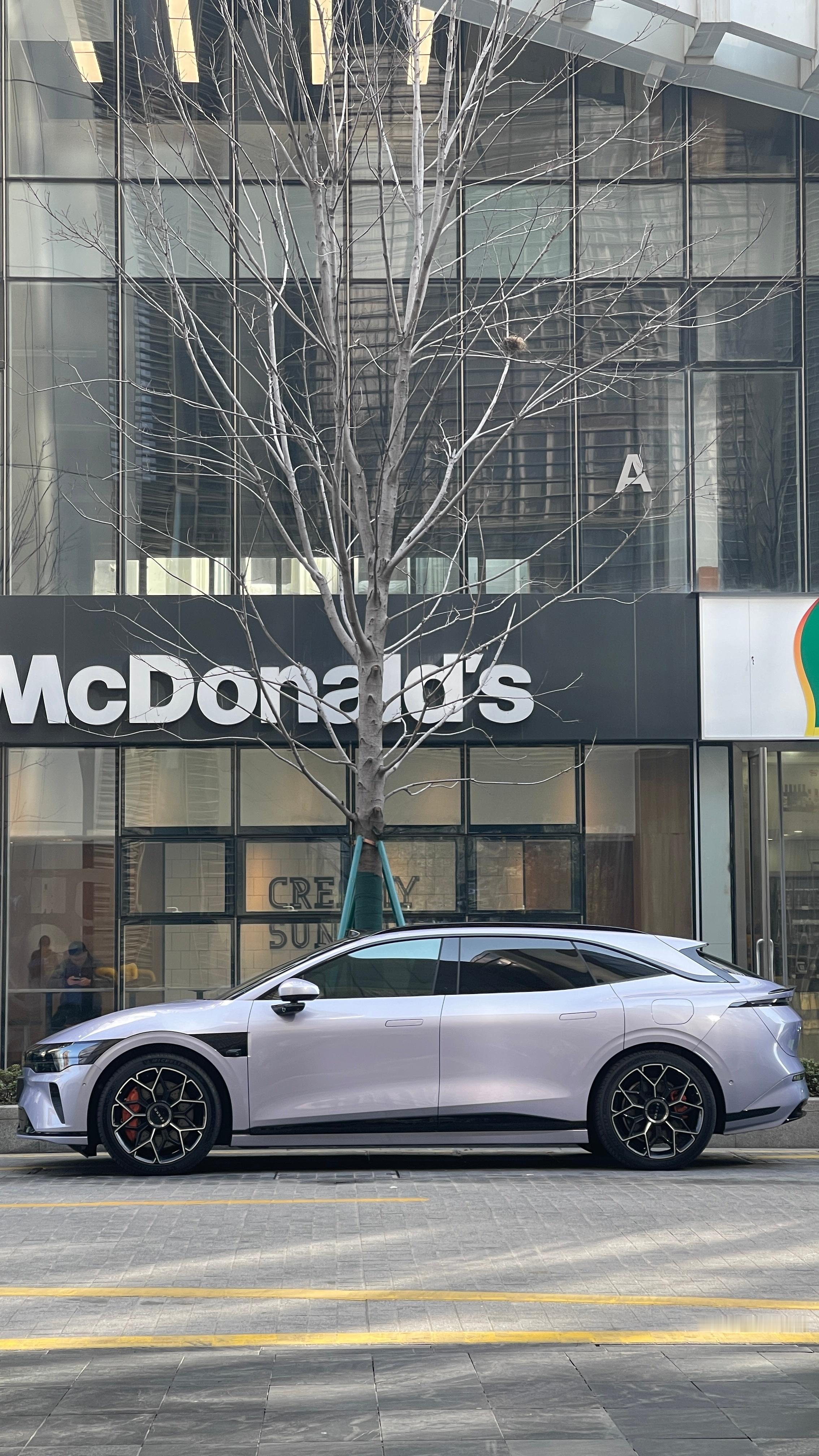 极氪007GT 的星际紫在阳光下也怪有质感的（我个人最喜欢暗夜紫）极氪 杭州·杭