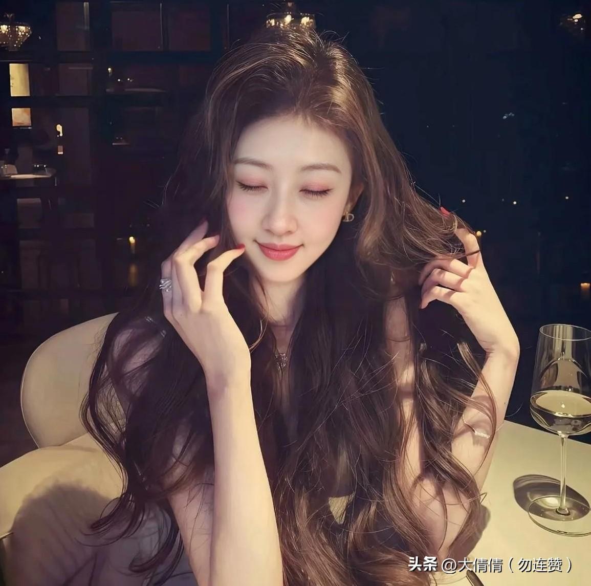 人这辈子，
别和自己较劲
很多痛苦，
不是生活给的，
是自己攥出来的。
手里的沙