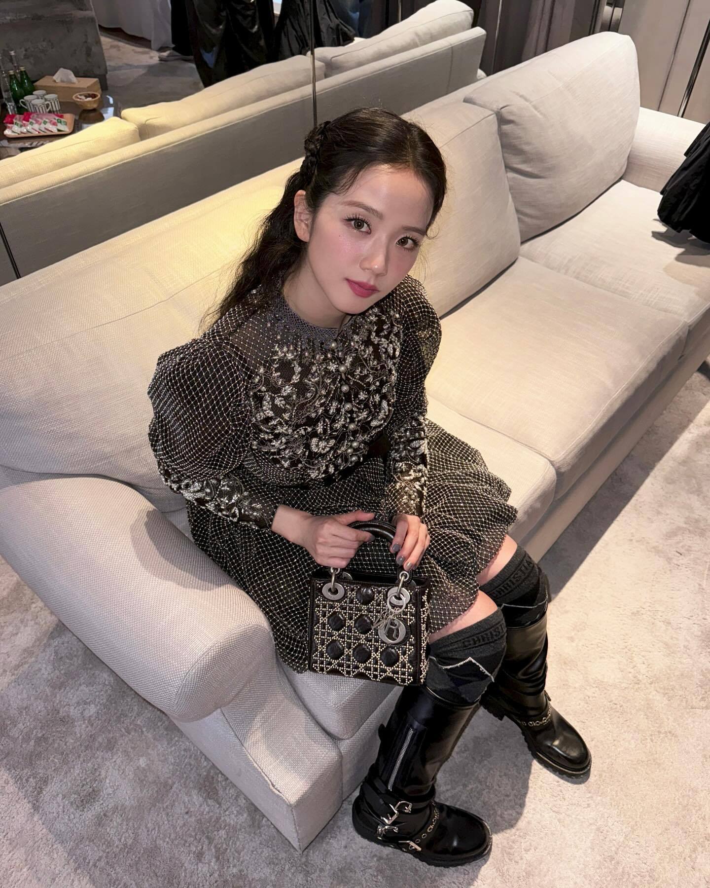 Jisoo ins更新🖤 ​​​