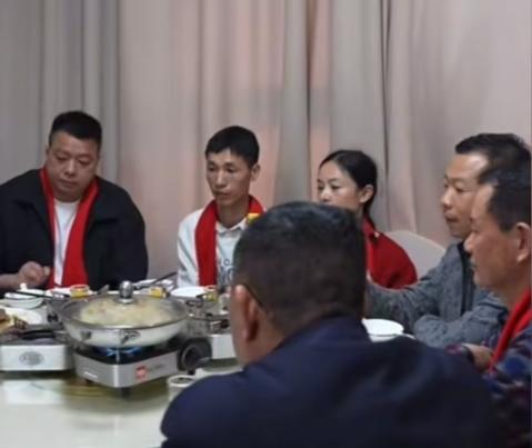 仙桃姐弟团圆宴看哭全网！满桌亲人、满堂喜气，姐姐紧紧牵着弟弟李鑫，生怕再走散。