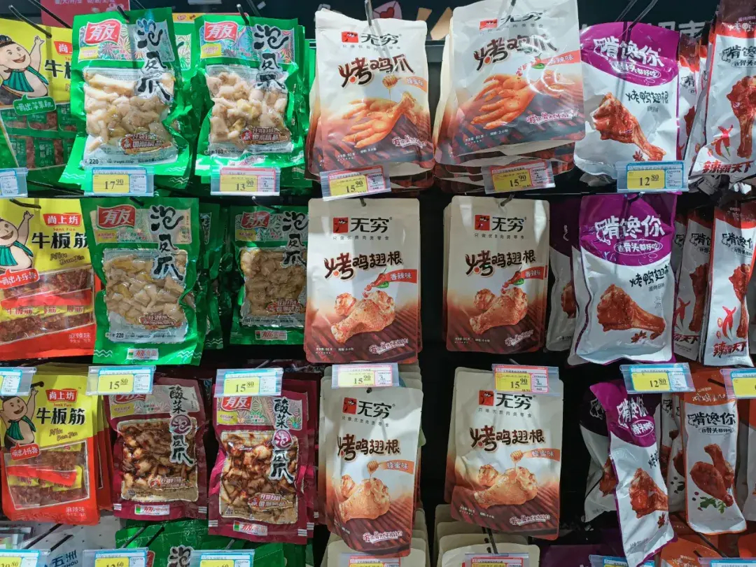 315 晚会曝光川渝多家食品厂用工业双氧水漂白鸡爪，车间脏乱还踩鸡爪，原料廉价又