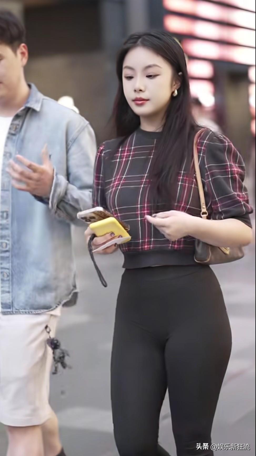 秋日穿搭分享，让每一天元气满满，旁边的小伙眼里充满了爱的光芒。时尚感十足穿搭 元