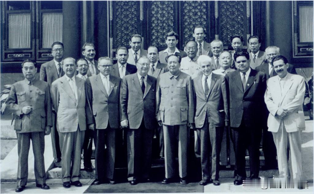 1959年5月6日，周恩来总理在中南海武成殿陪同毛泽东主席会见以明尼赫·费伦茨总