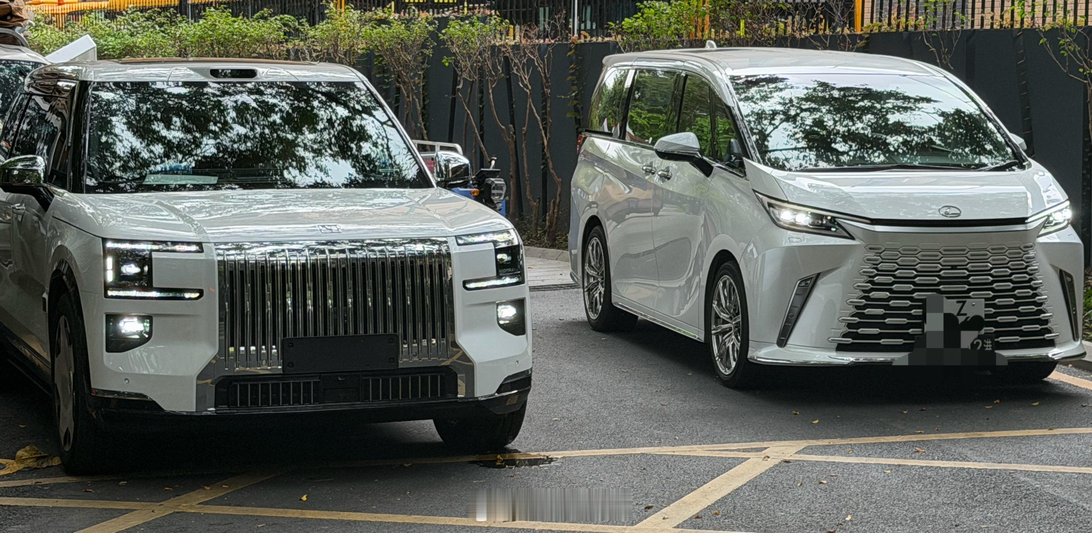 学校门口早早停着，等着接娃的车。 