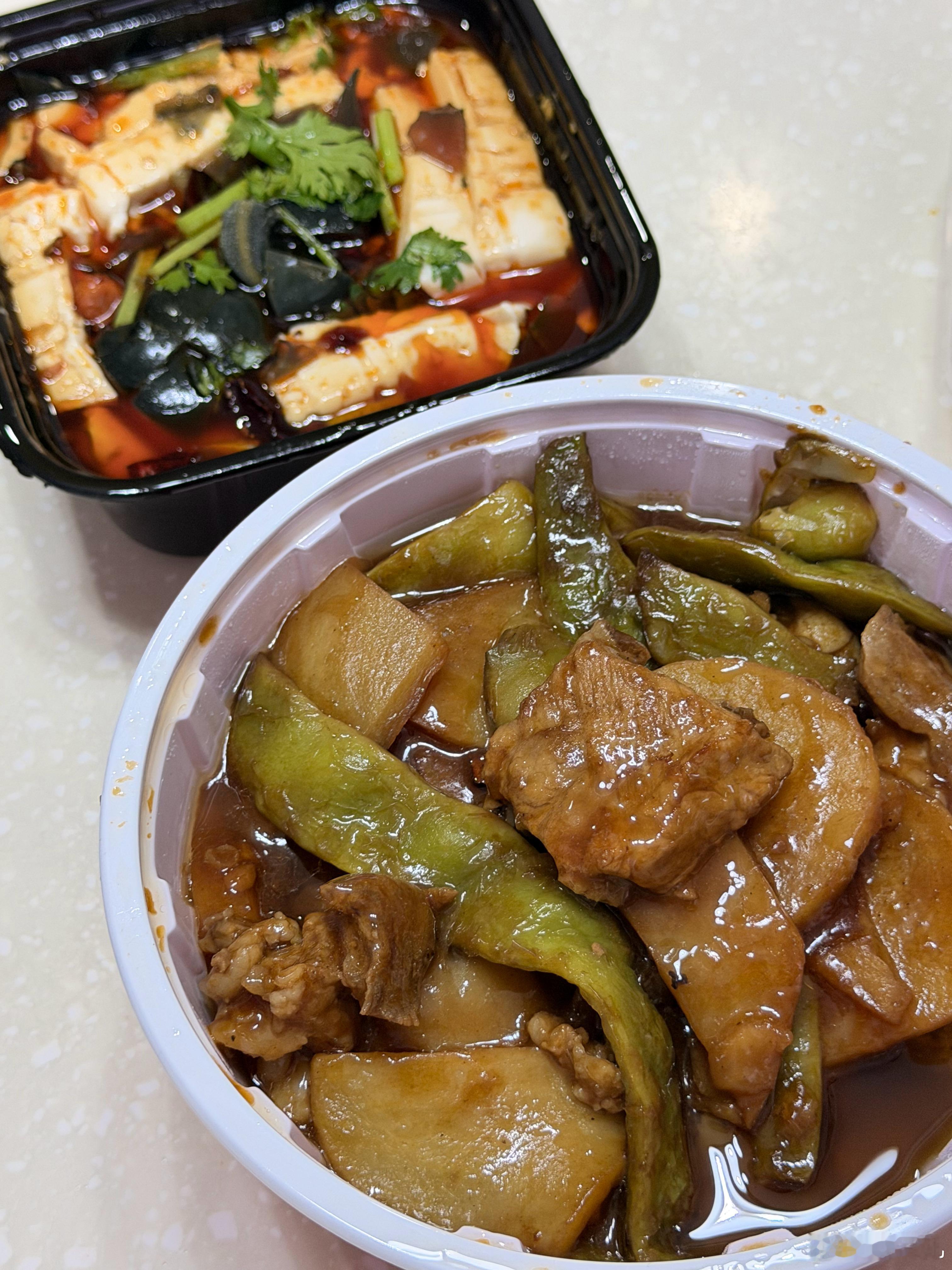 朋友躺床上跟我说她刚刚点了排骨炖豆角，我大惊问为什么会半夜点，朋友说她白天刷到贾