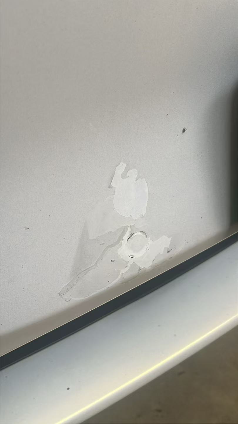 刚小番薯上来个问贴膜的。跟我吐槽，他去年贴的，才 1 年就开裂分层了，但那家店已