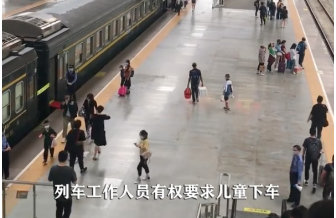 两女孩买3张票放零食“霸座”？母亲：236块买的是孩子安全，我们到底需要怎样的规