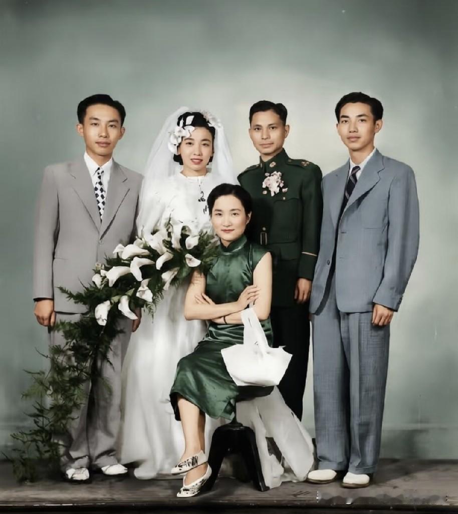 1947年这张合影，44岁的陆小曼神态沉静，历经悲欢之后内心是何种心境？