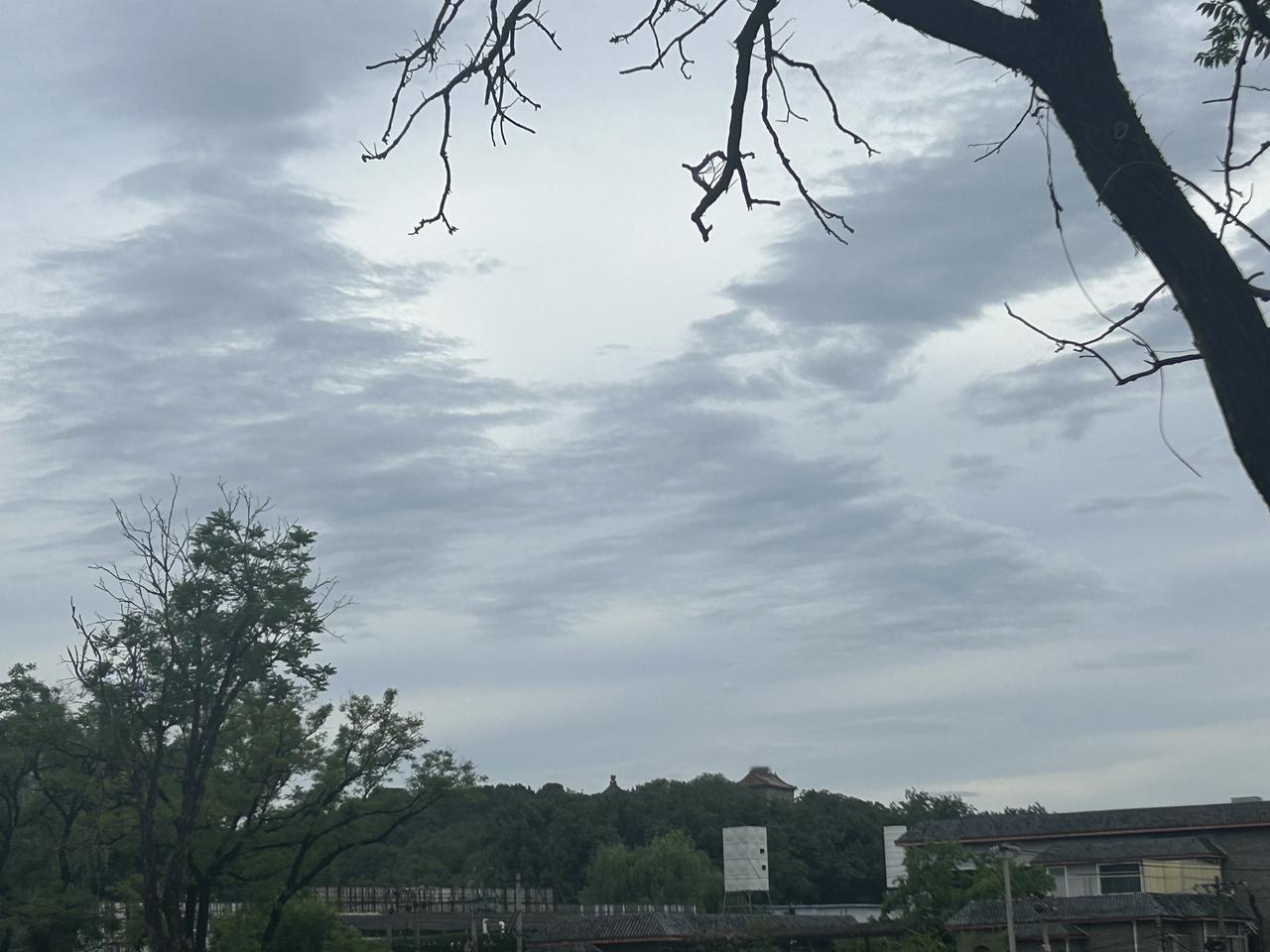 5月18日周一清晨，连绵一日半的阴雨终于停歇。北京西郊大有庄上空云卷清舒，天色澄