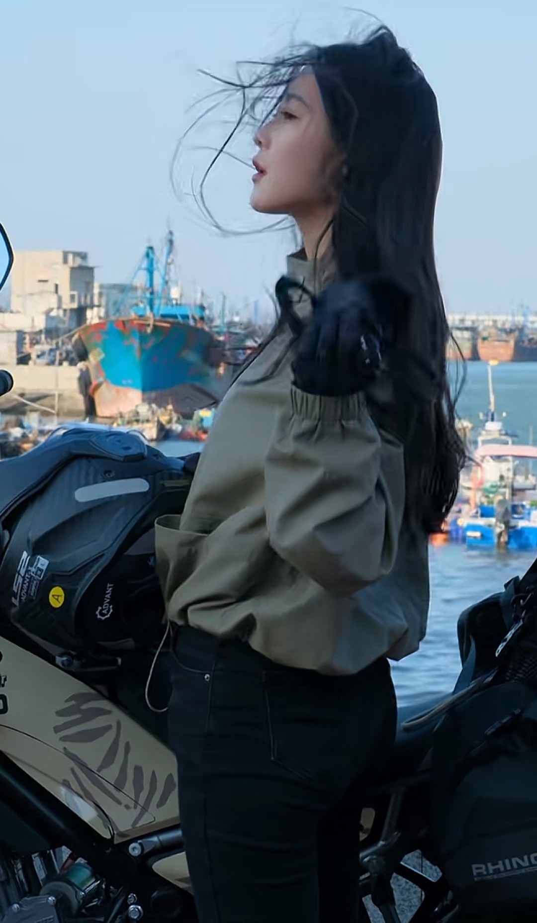 一个人的一生，其实最应该学会的不是挣钱，也不是打扮自己，而是无论遇到多大的风雨，