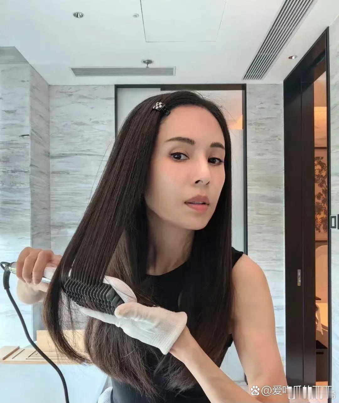 原相机镜头的李若彤，58岁状态真好，坚持健身还是很有用的，还是当年那个美丽的姑姑