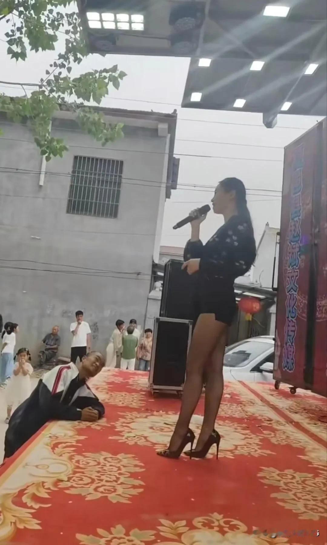 前面这位观众看的真入神