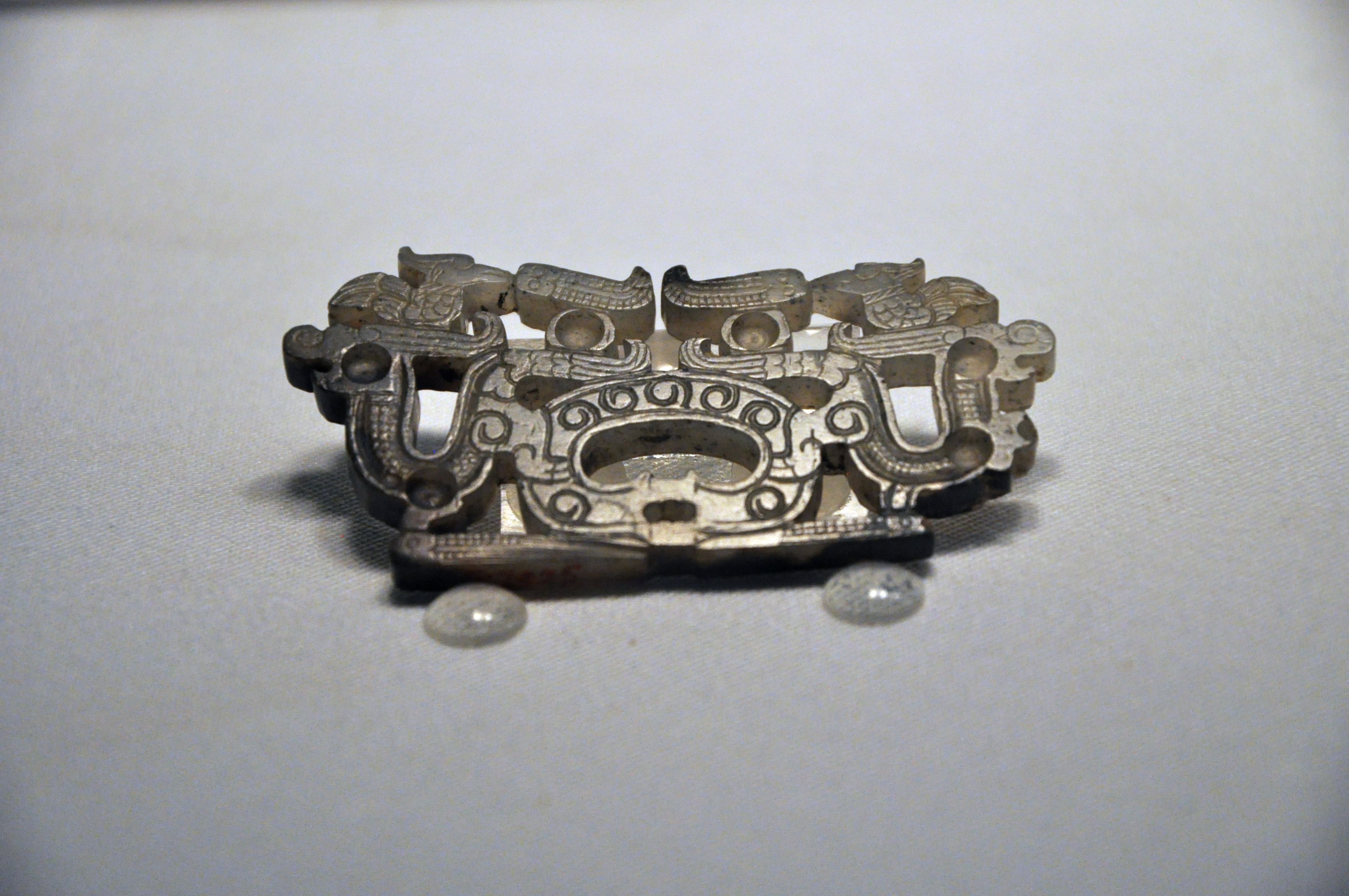 湖北荆州市博物馆藏荆州院墙湾战国楚墓出土 龙鸟鱼形玉佩 