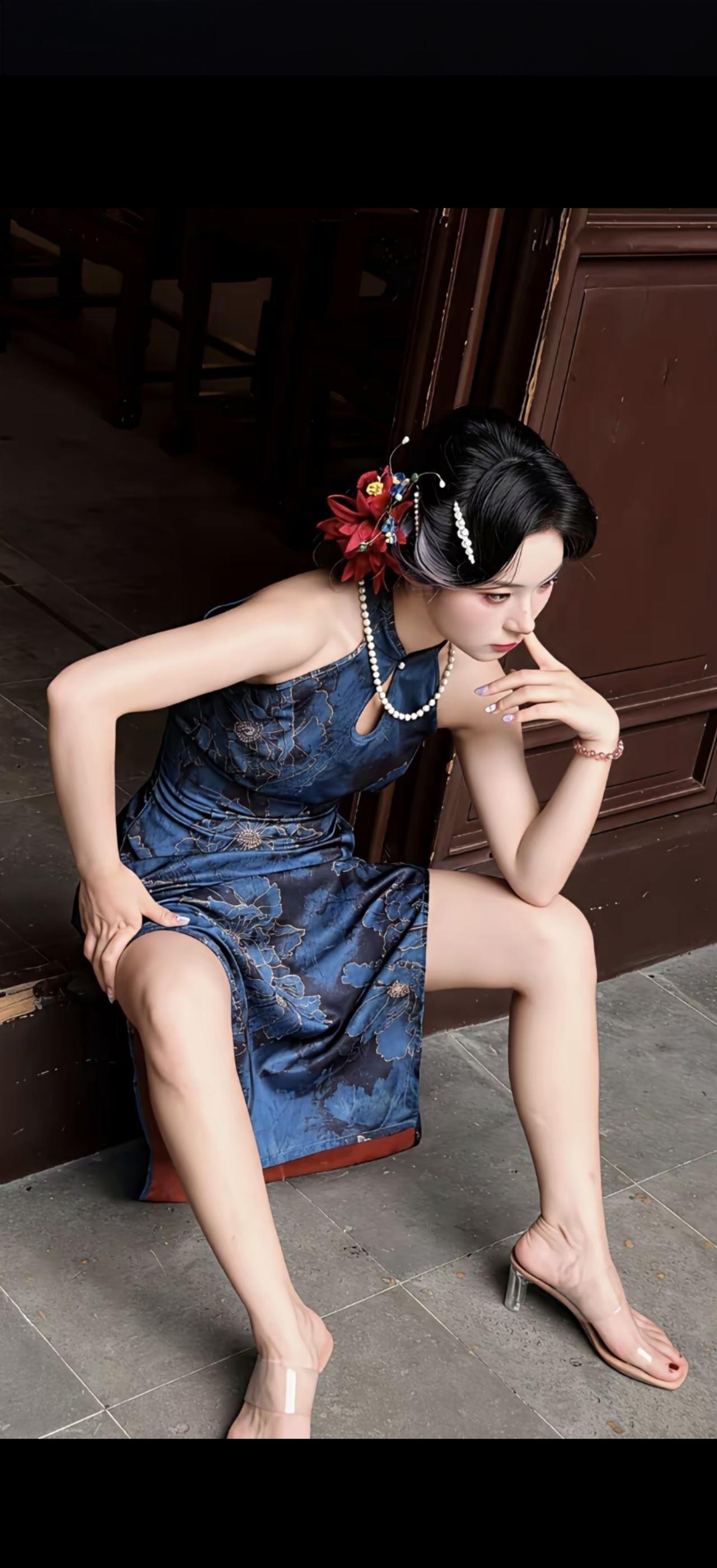 红妆倚门立，花钿映春光。